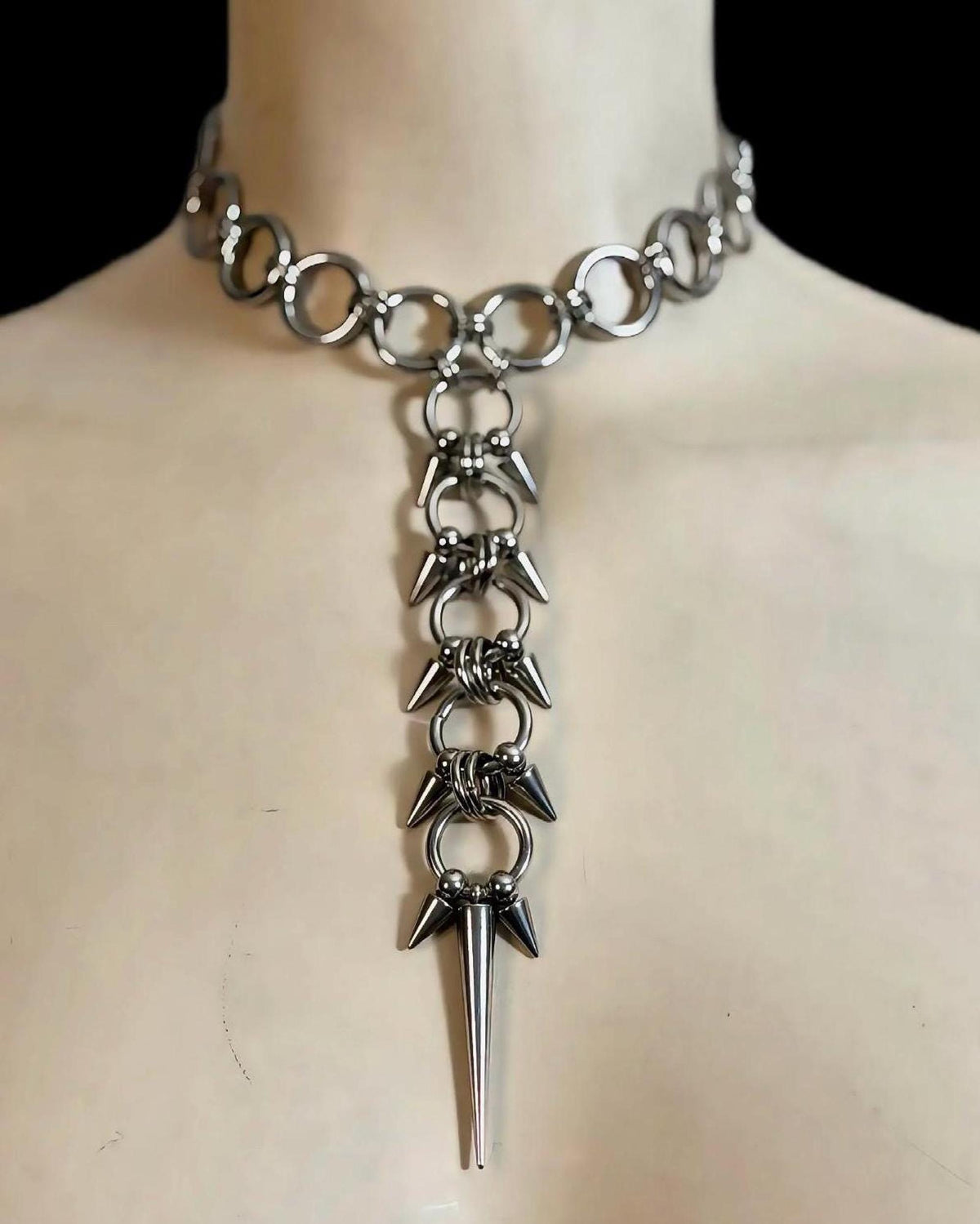 Mannequin front view, tight O-ring choker with long spine lariat and sharp spike, spiked spine necklace.